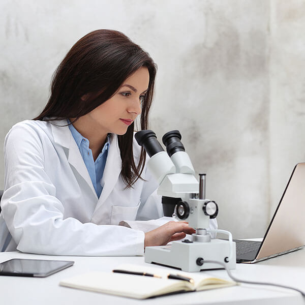 lady-with-microscope